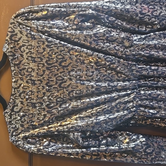ASTR-Sequin blk/ gold animal print V neck short dress Sz S NWT. - Picture 8 of 10